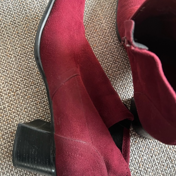 Cranberry Liz Claiborne Zippered Ankle Boots in GREAT Condition, Rarely Worn - Picture 8 of 12
